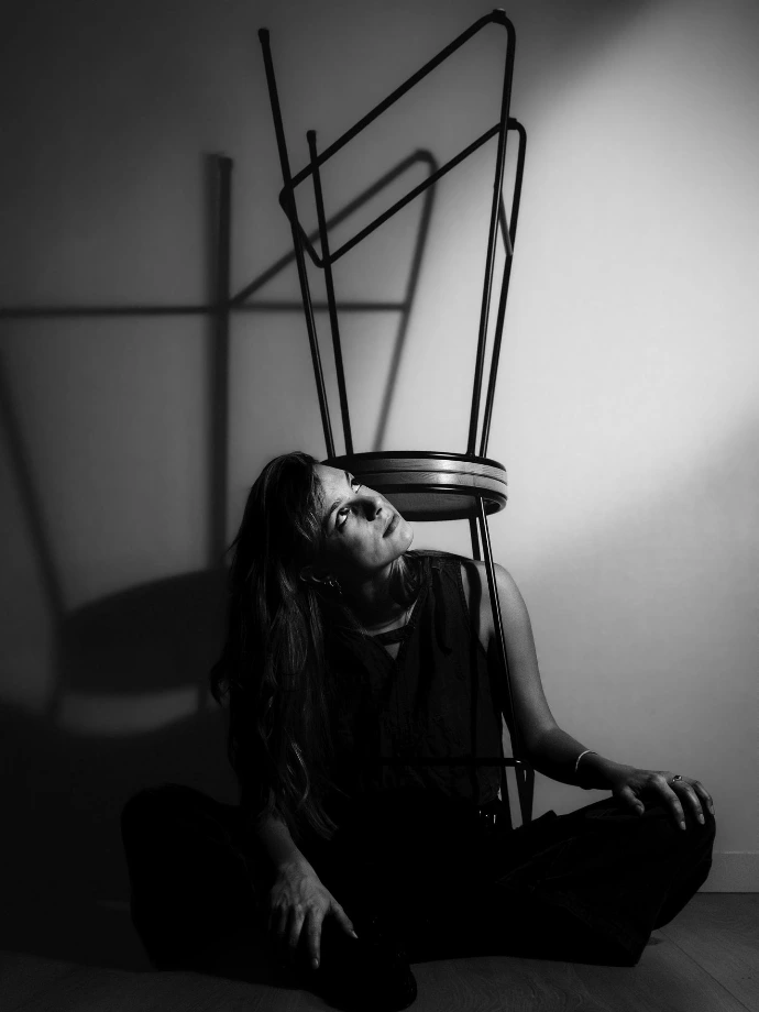 Portrait Noir et Blanc Chaise